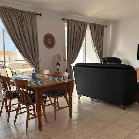 Breeze Sea View شقة *
